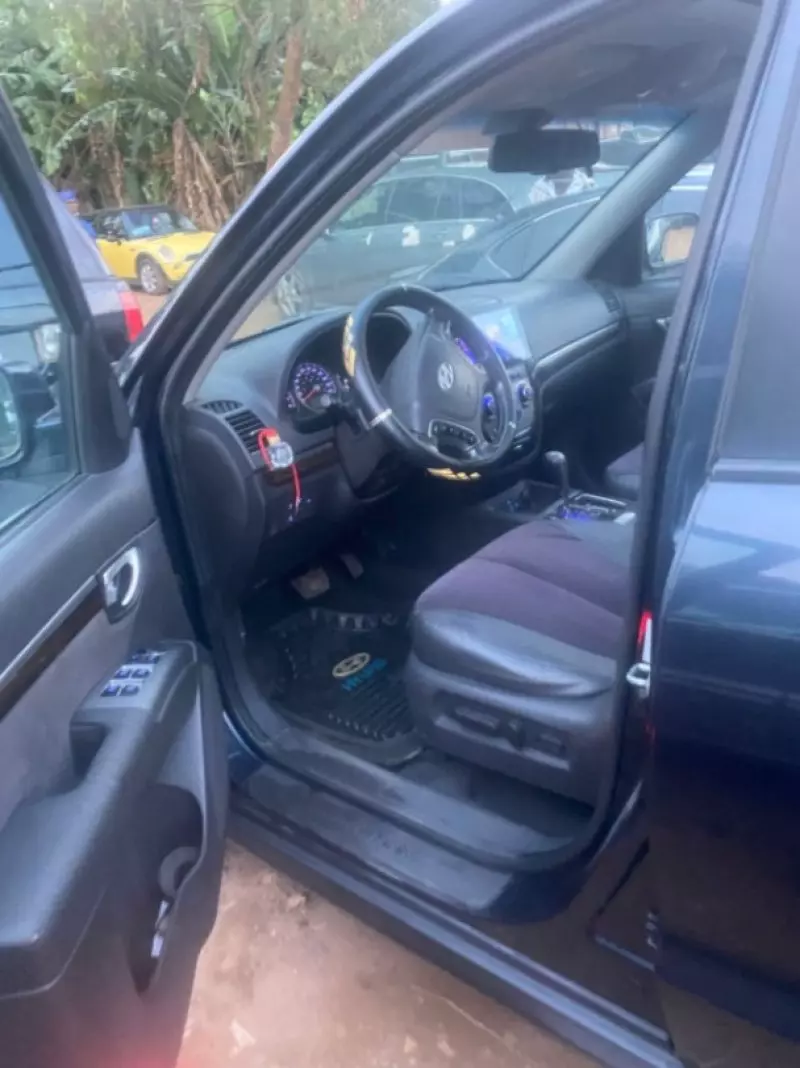 Hyundai Santa Fe   - 2011