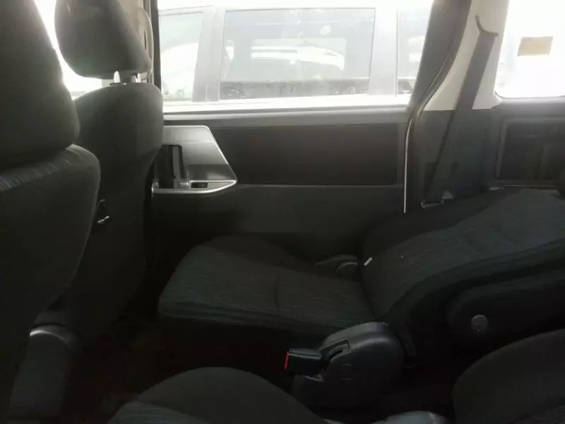 Toyota Noah   - 2012