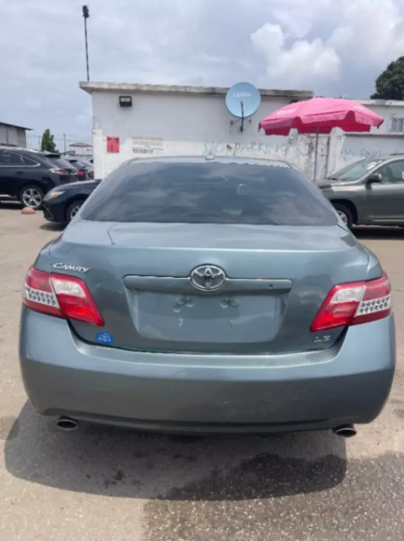 Toyota camry   - 2011