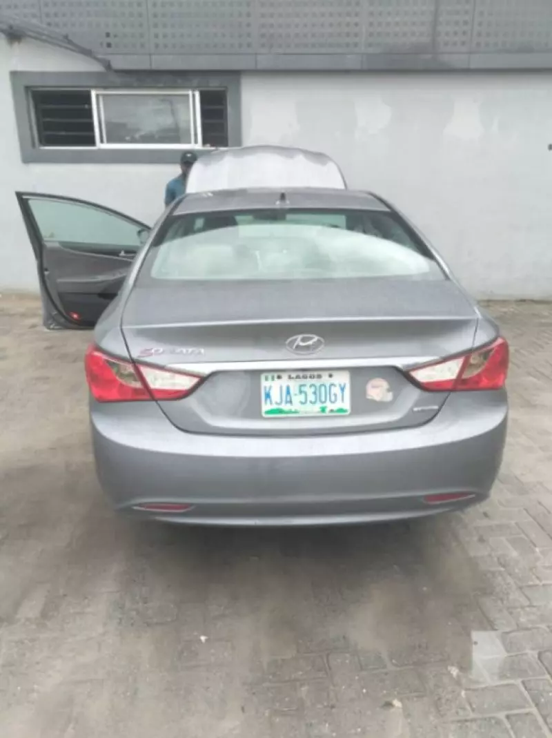 Hyundai Sonata   - 2011