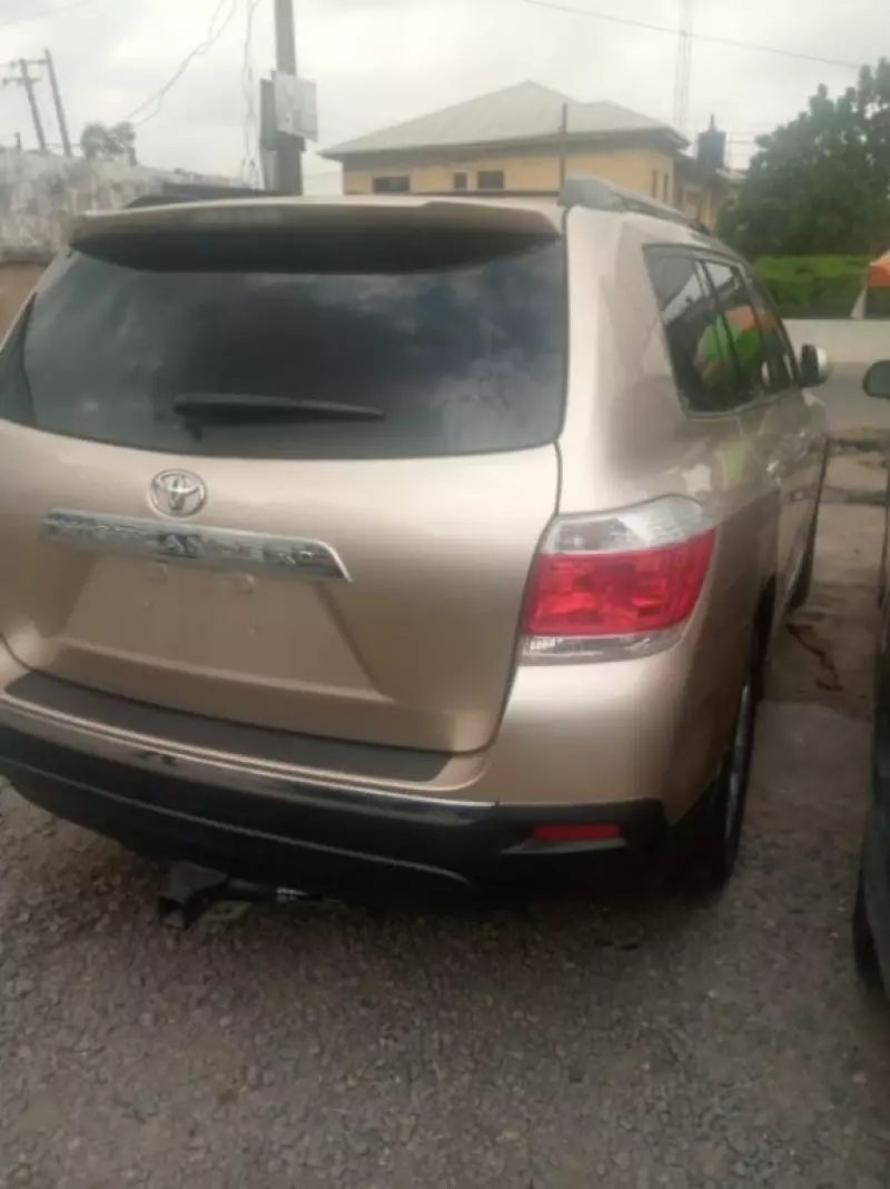 Toyota Highlander   - 2012