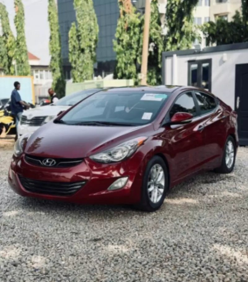 Hyundai Elantra   - 2011