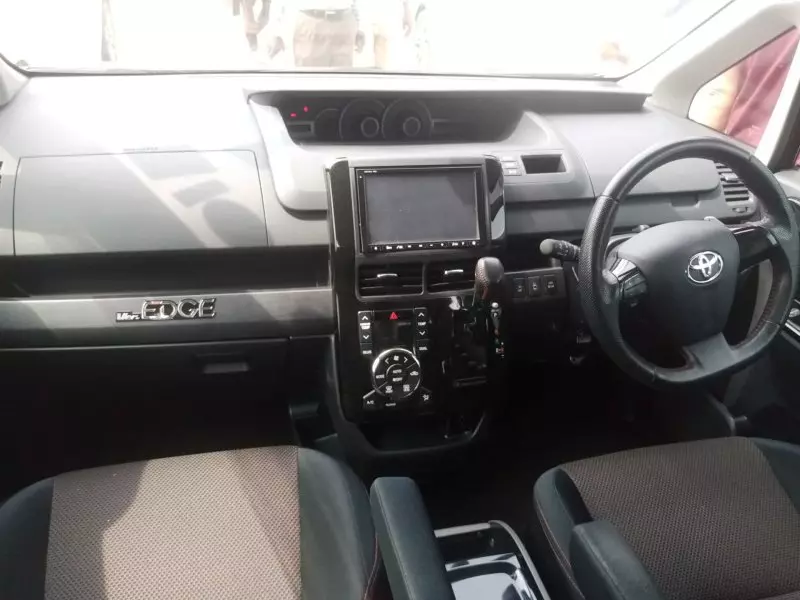 Toyota Noah   - 2013