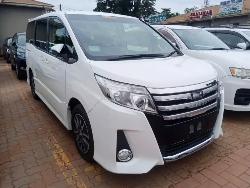 Toyota Noah   - 2015