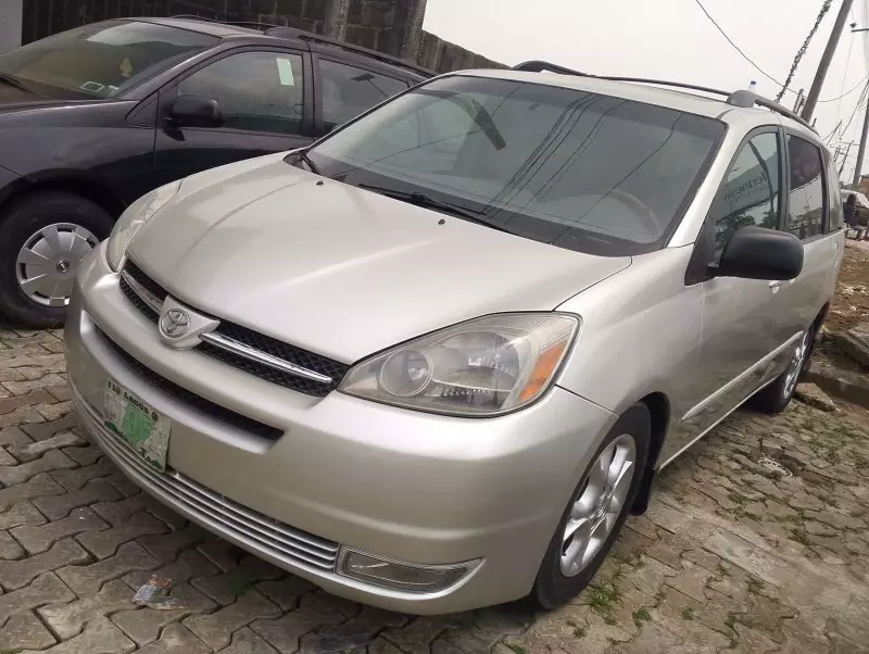 Toyota Sienna   - 2004