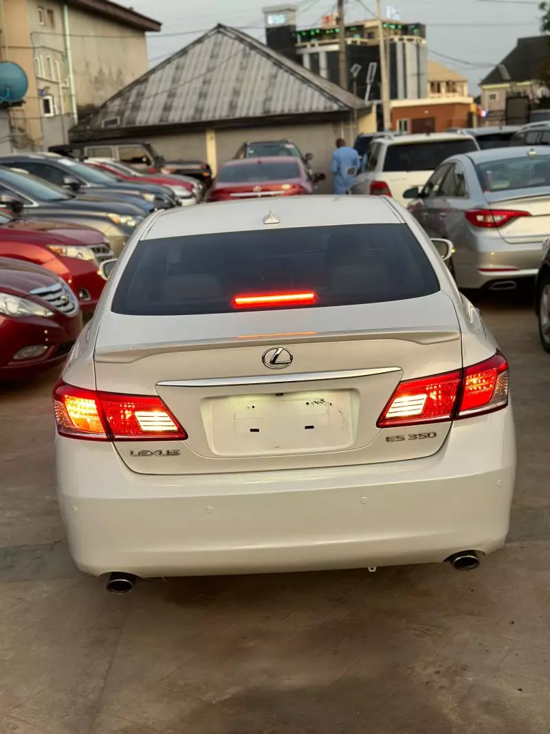 Lexus ES 350   - 2010
