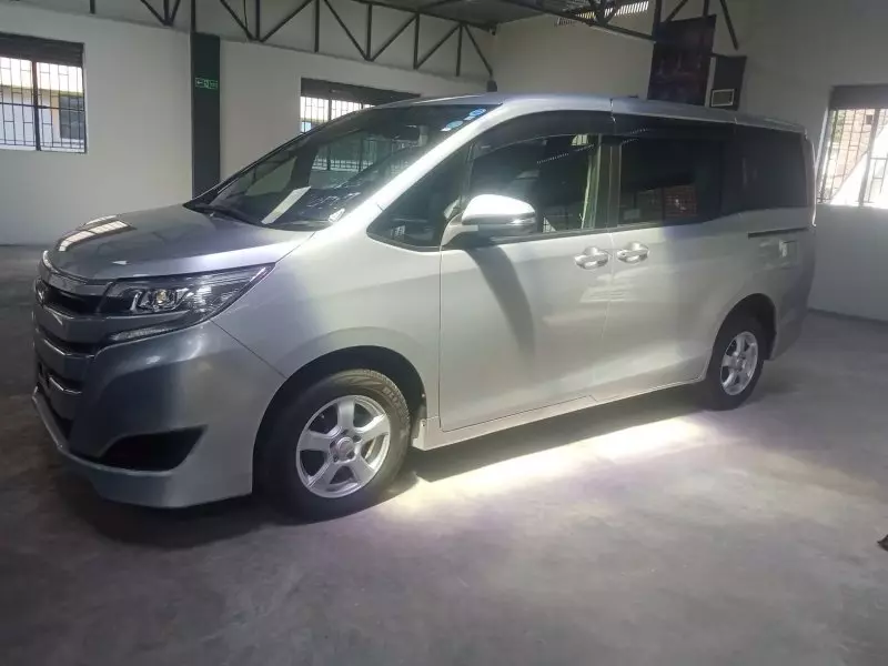 Toyota Noah   - 2018