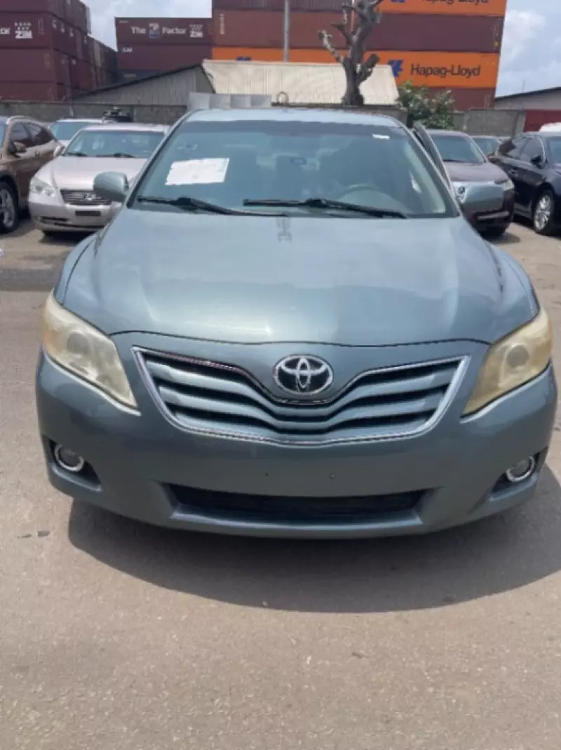 Toyota camry   - 2011