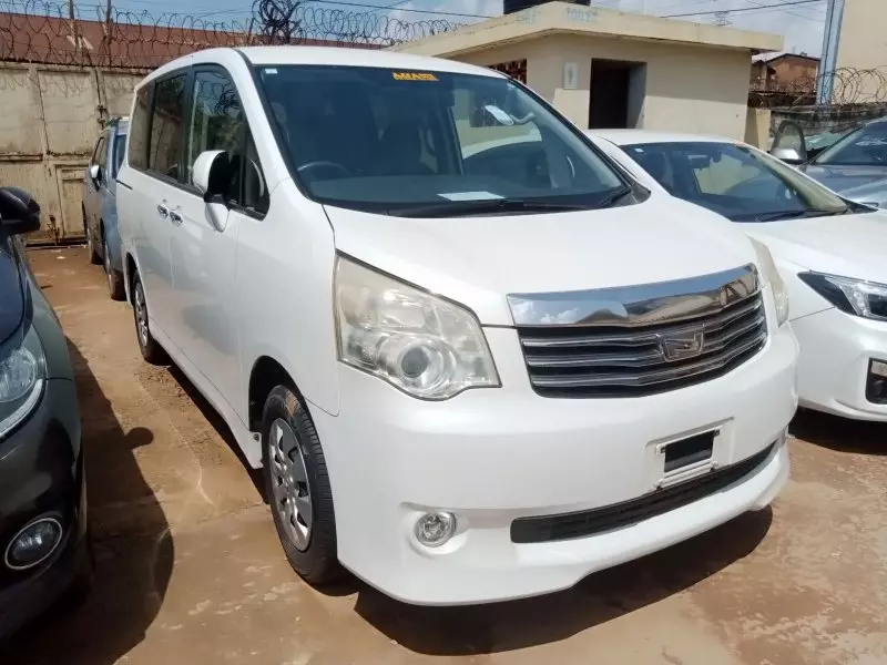 Toyota Noah   - 2012