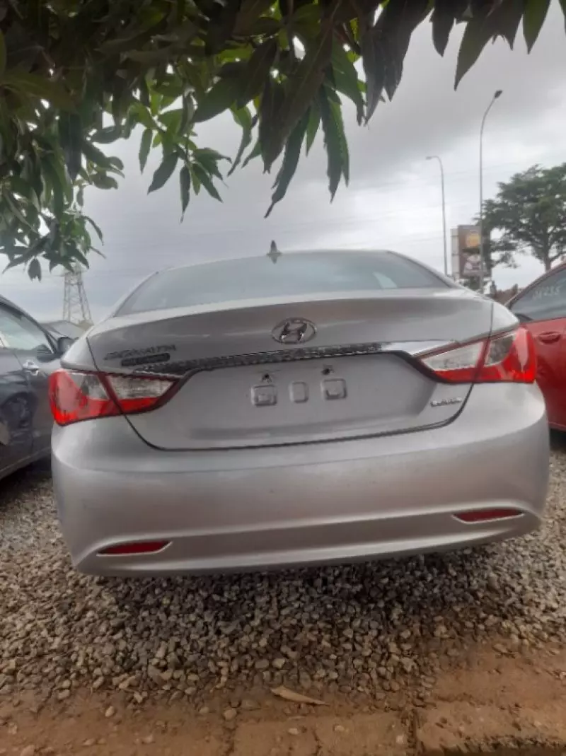 Hyundai Sonata   - 2011