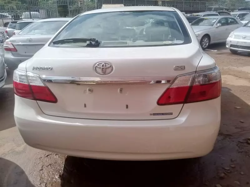 Toyota Premio    - 2010