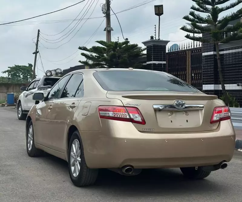 Toyota Camry   - 2011