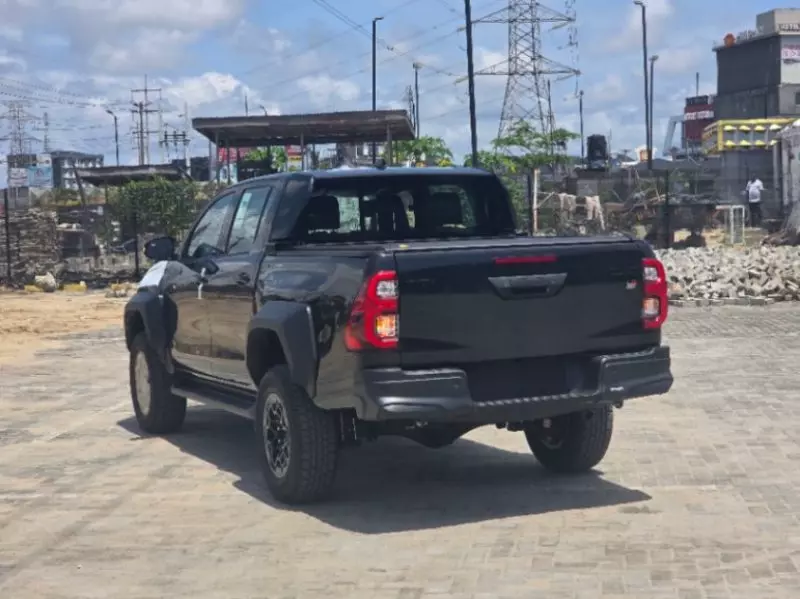 Toyota Hilux   - 2024