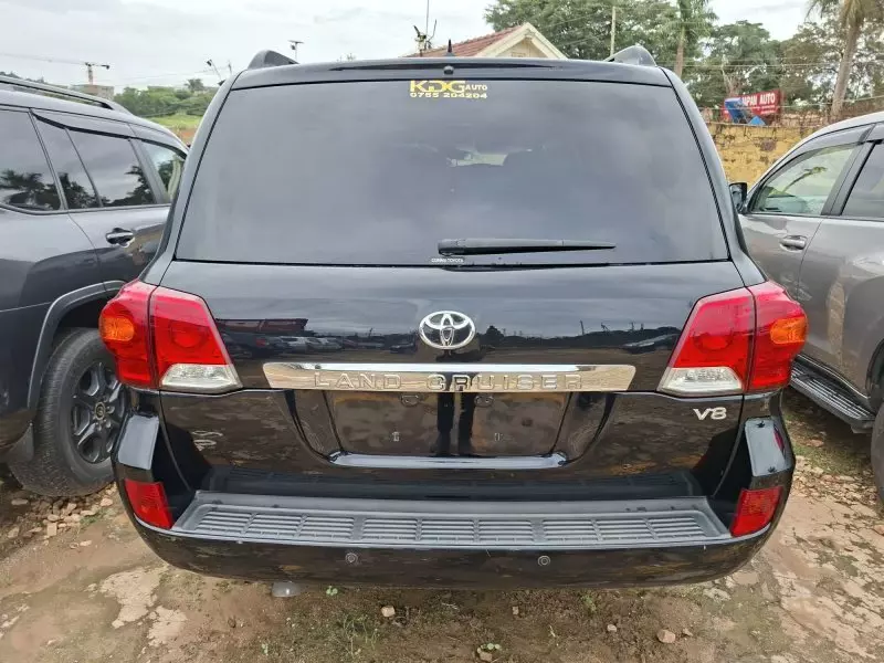 Toyota Landcruiser  V8   - 2013