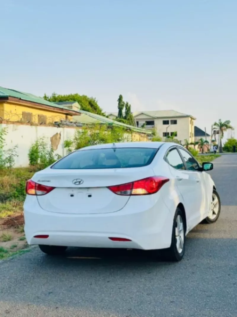 Hyundai Elantra   - 2013