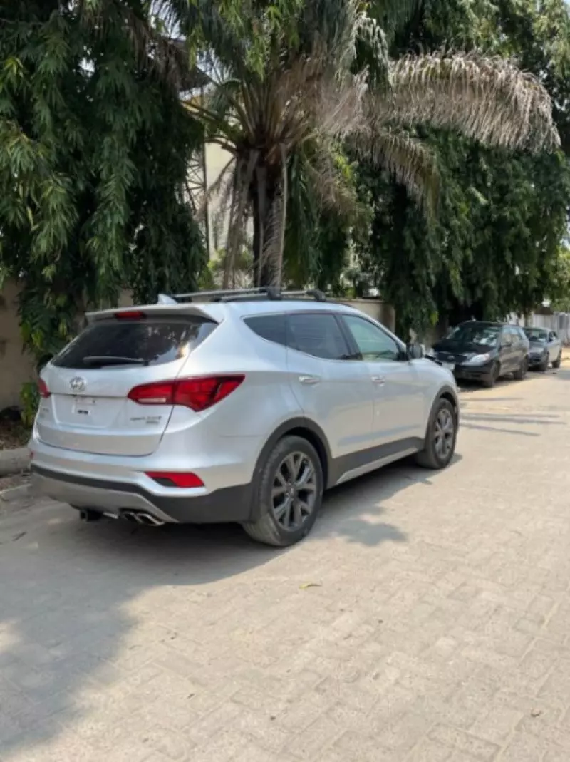 Hyundai Santa Fe   - 2017