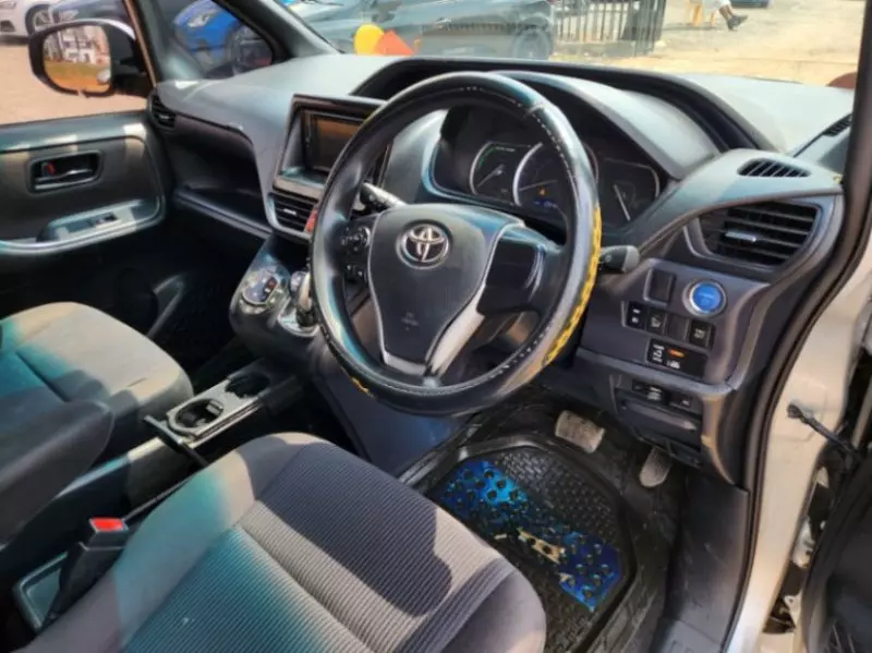 Toyota Noah   - 2014
