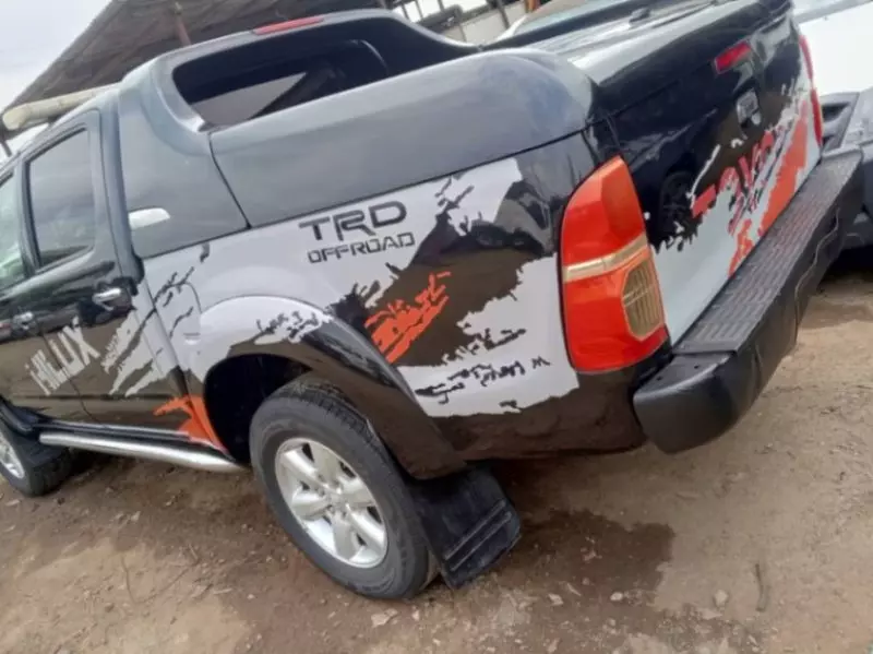 Toyota Hilux    - 2014