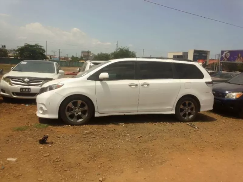 Toyota Sienna   - 2011