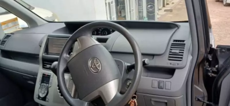 Toyota Noah   - 2009