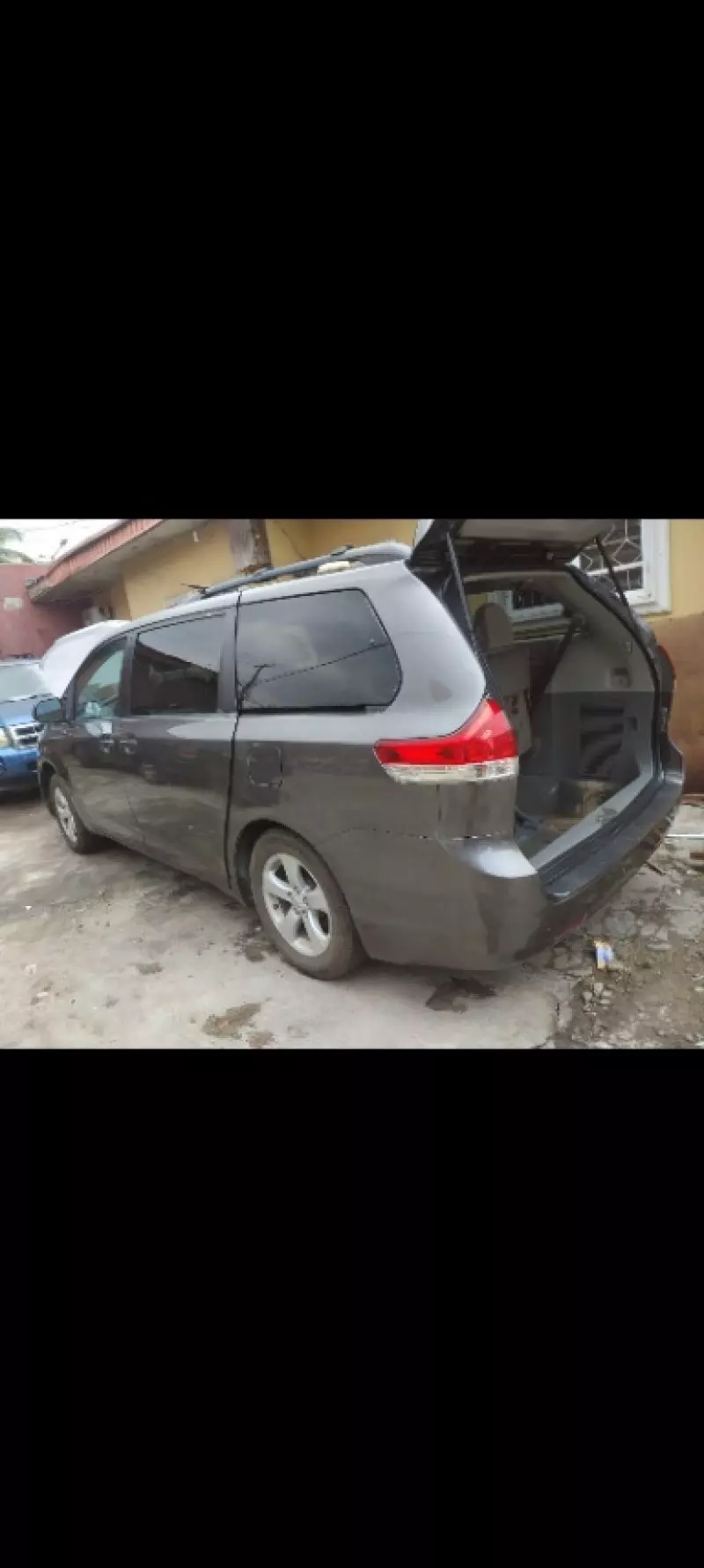 Toyota Sienna   - 2011