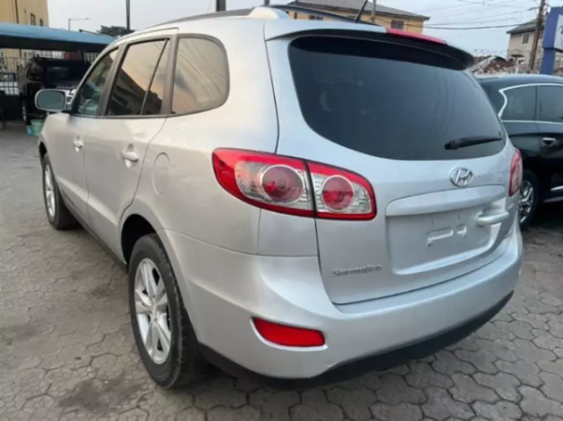 Hyundai Santa Fe   - 2012