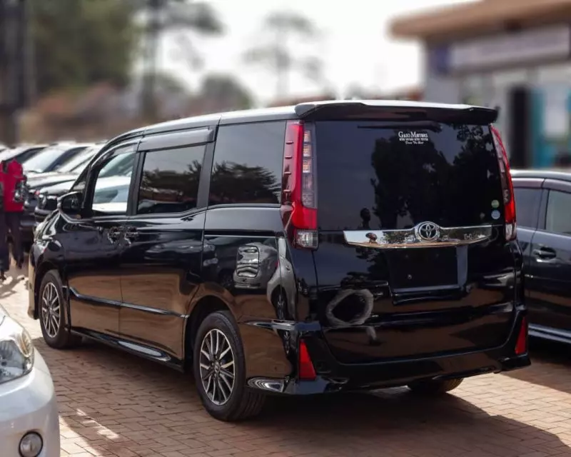 Toyota Noah   - 2014