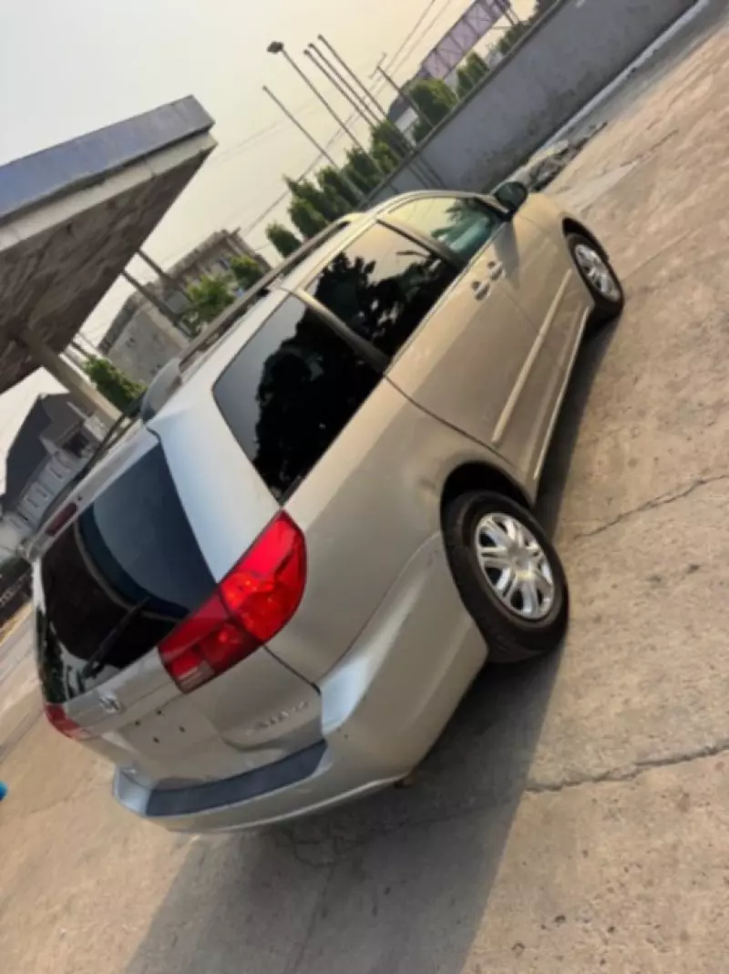 Toyota Sienna   - 2009