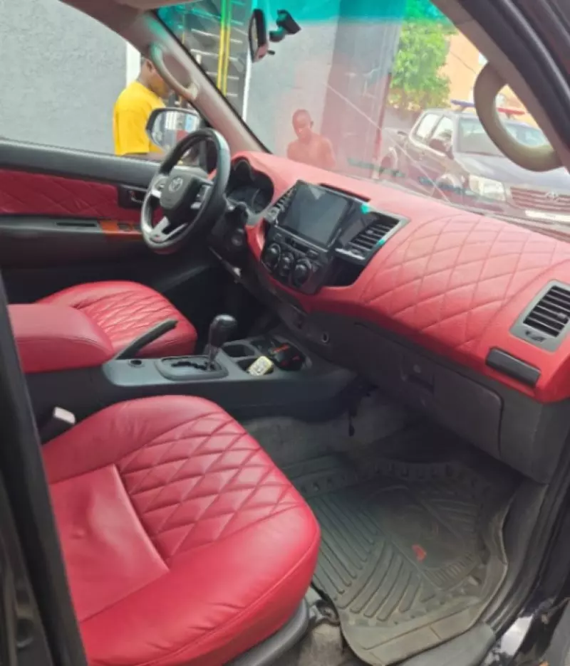 Toyota Hilux   - 2015