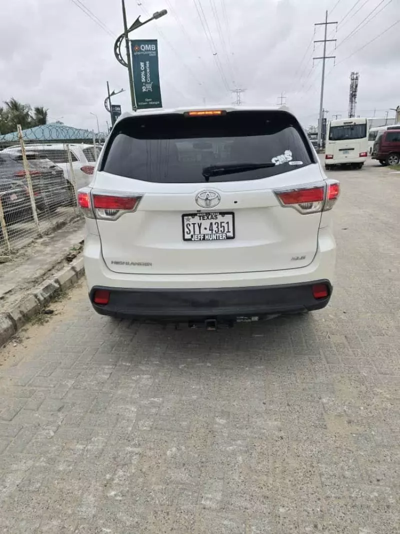Toyota Highlander   - 2016
