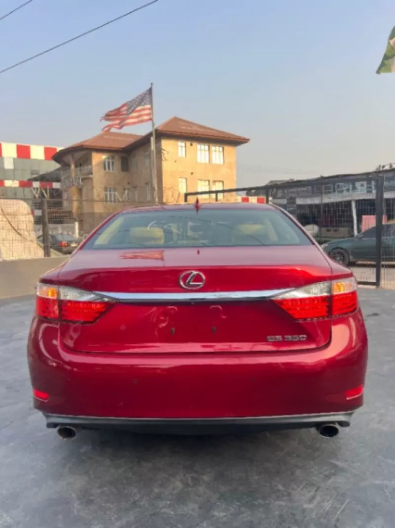 Lexus ES   - 2015