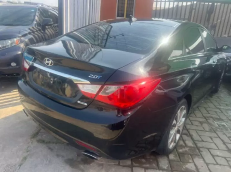 Hyundai Sonata   - 2011