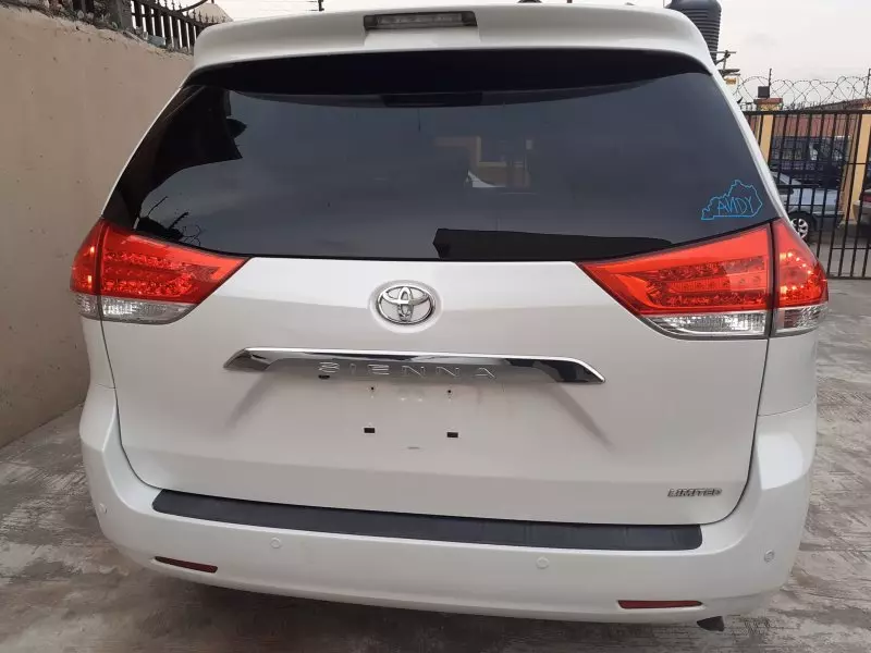 Toyota Sienna   - 2011