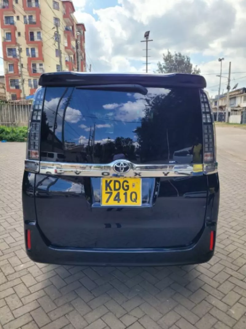Toyota Voxy    - 2014