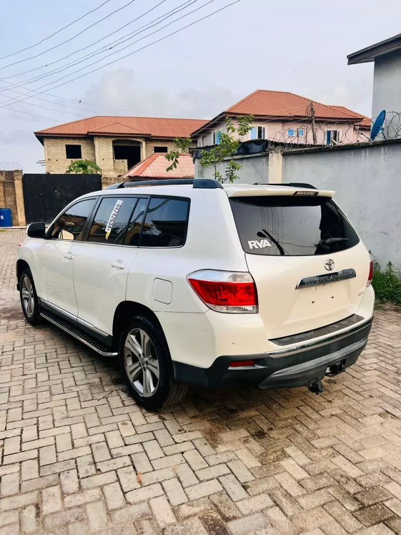 Toyota Highlander   - 2012