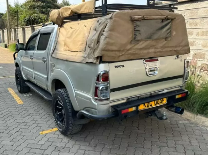 Toyota Hilux    - 2013