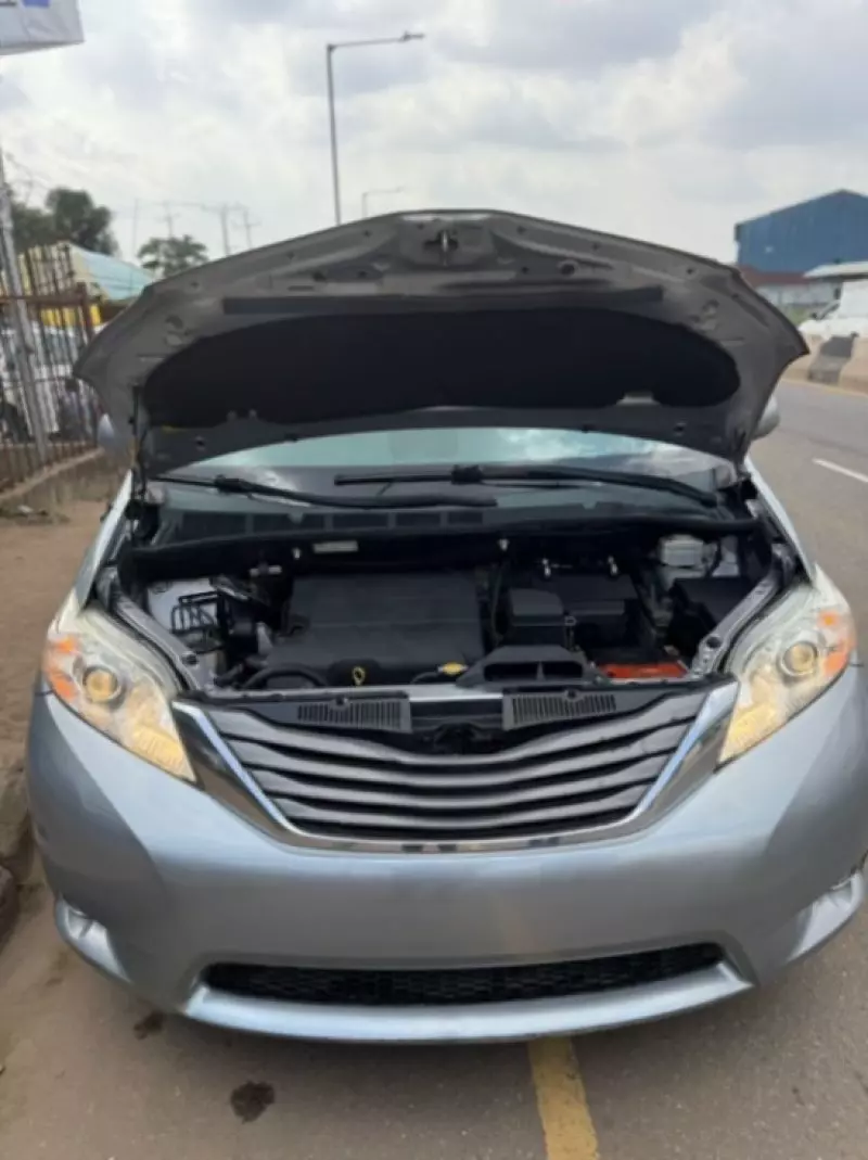 Toyota Sienna   - 2013