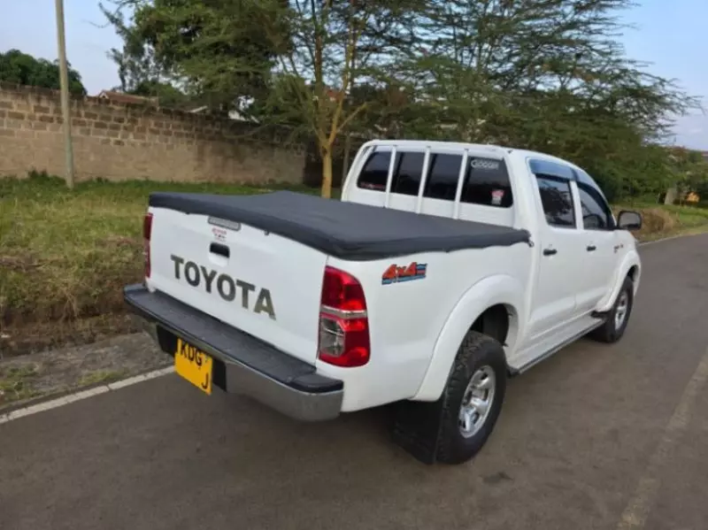 Toyota Hilux   - 2014