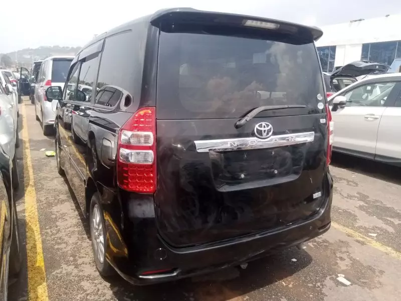 Toyota Noah   - 2012