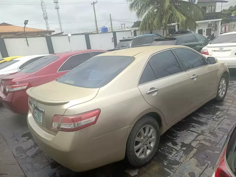 Toyota Camry   - 2011