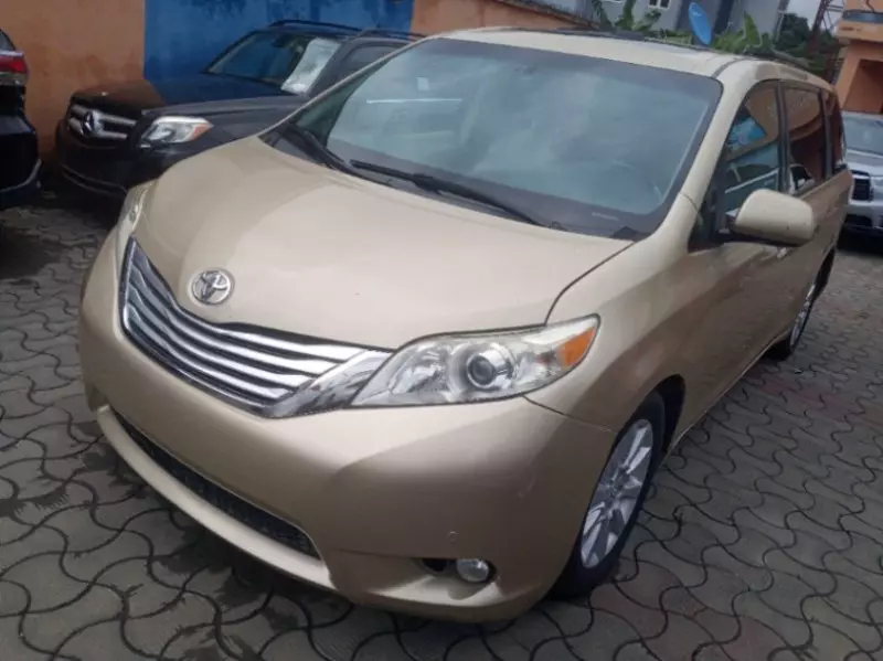 Toyota Sienna   - 2011