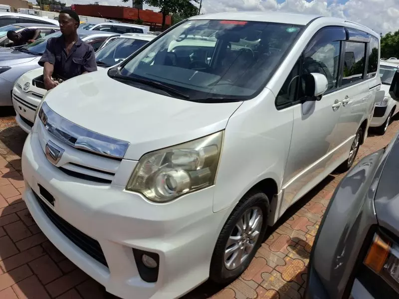 Toyota Noah - 2012