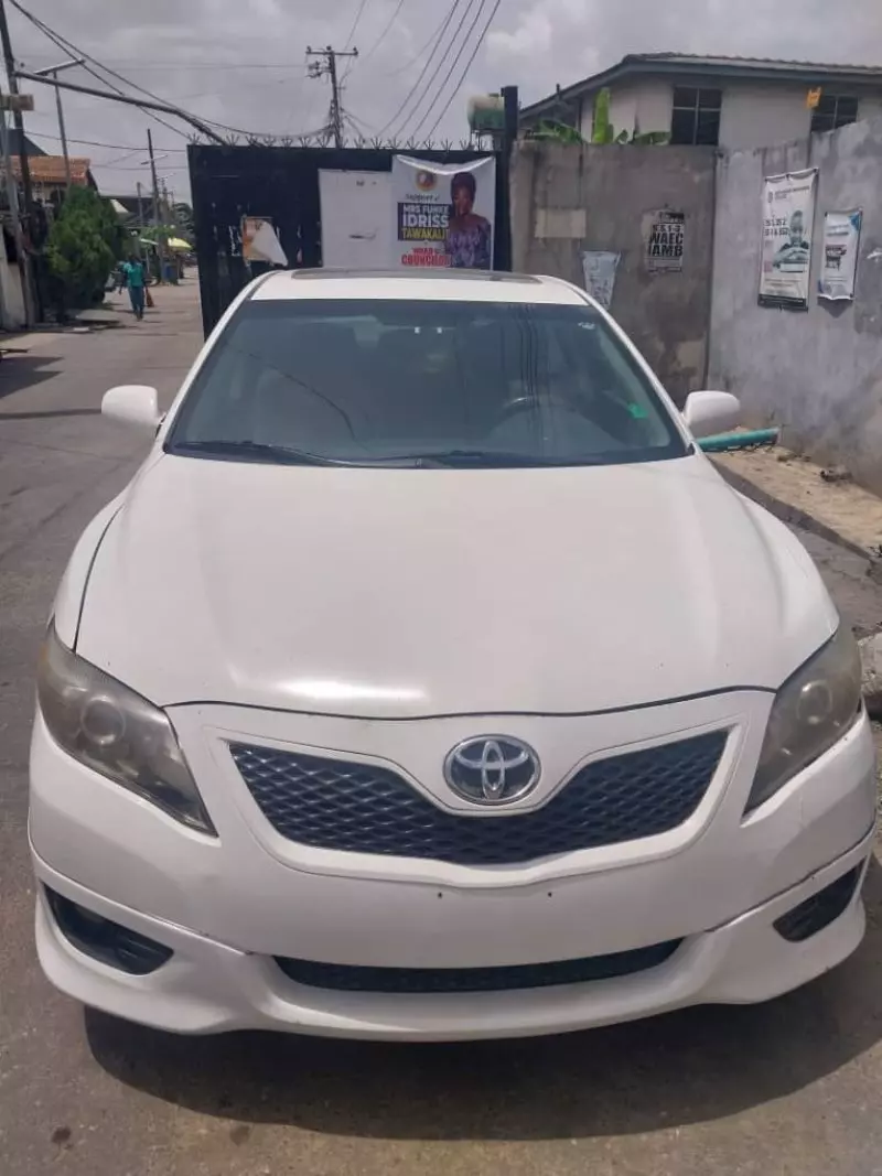 Toyota Camry   - 2011