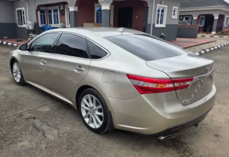 Toyota Avalon   - 2013