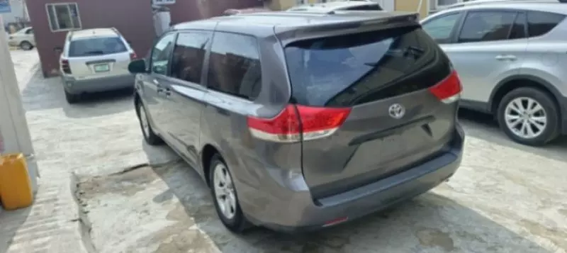 Toyota Sienna - 2011