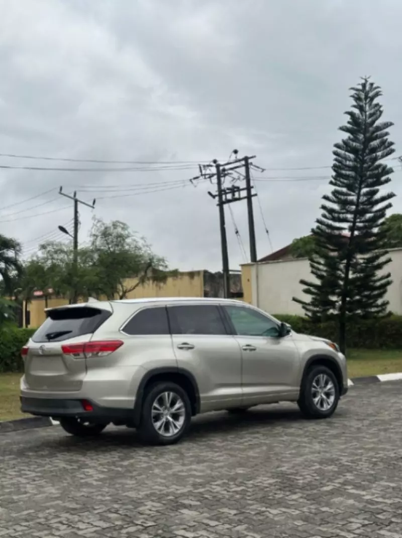 Toyota Highlander   - 2015