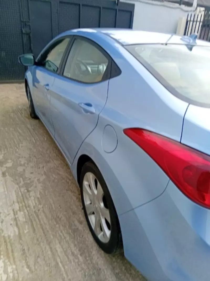 Hyundai Elantra - 2012