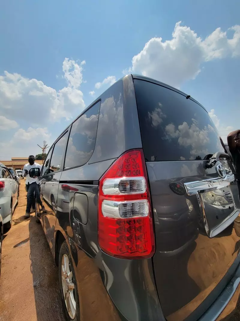 Toyota Noah   - 2011