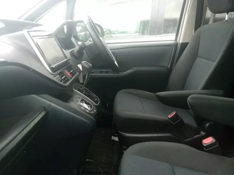 Toyota Noah   - 2016