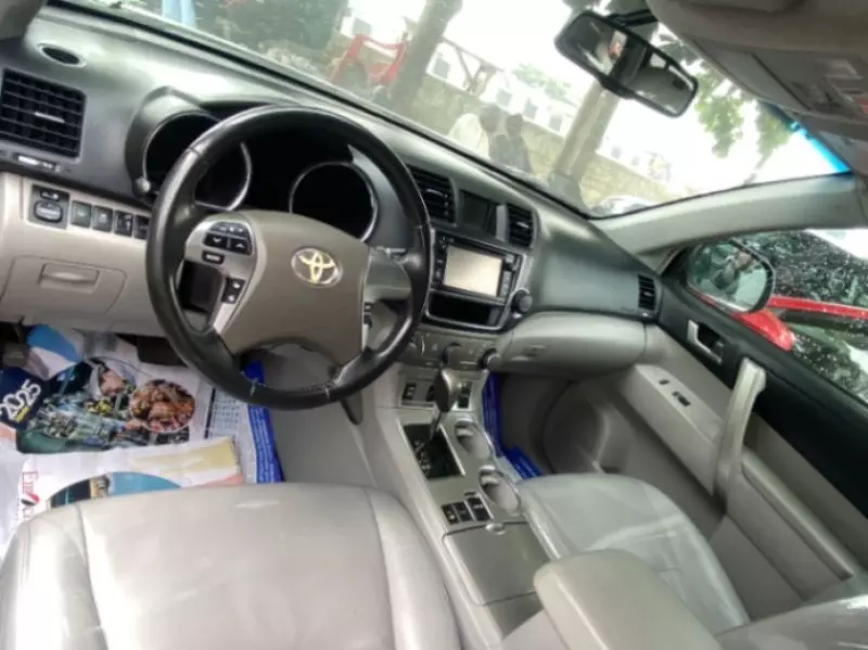 Toyota Highlander   - 2013